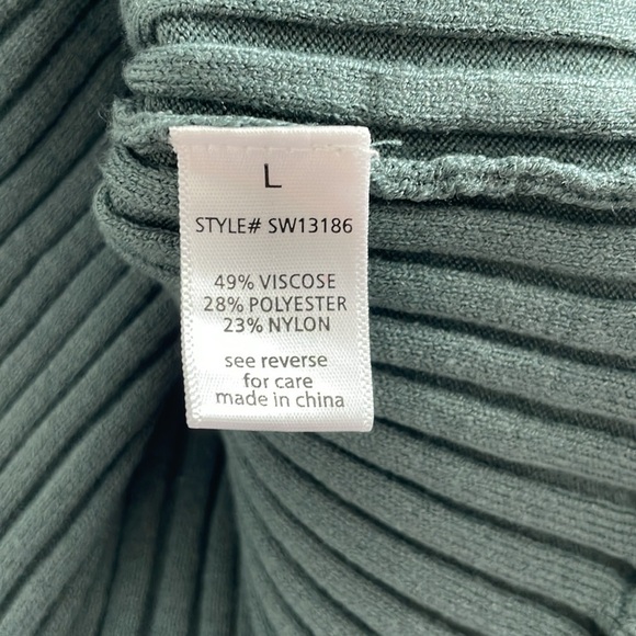 NWT Active USA Women’s Green Button Up Cropped Long Sleeve w/ Ruffle Accent - L - Picture 4 of 4